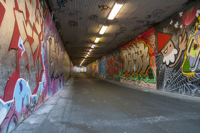 825715 Gezicht in de fietstunnel onder het Westplein te Utrecht, uit het noorden, met op de wanden graffiti.N.B. De ...